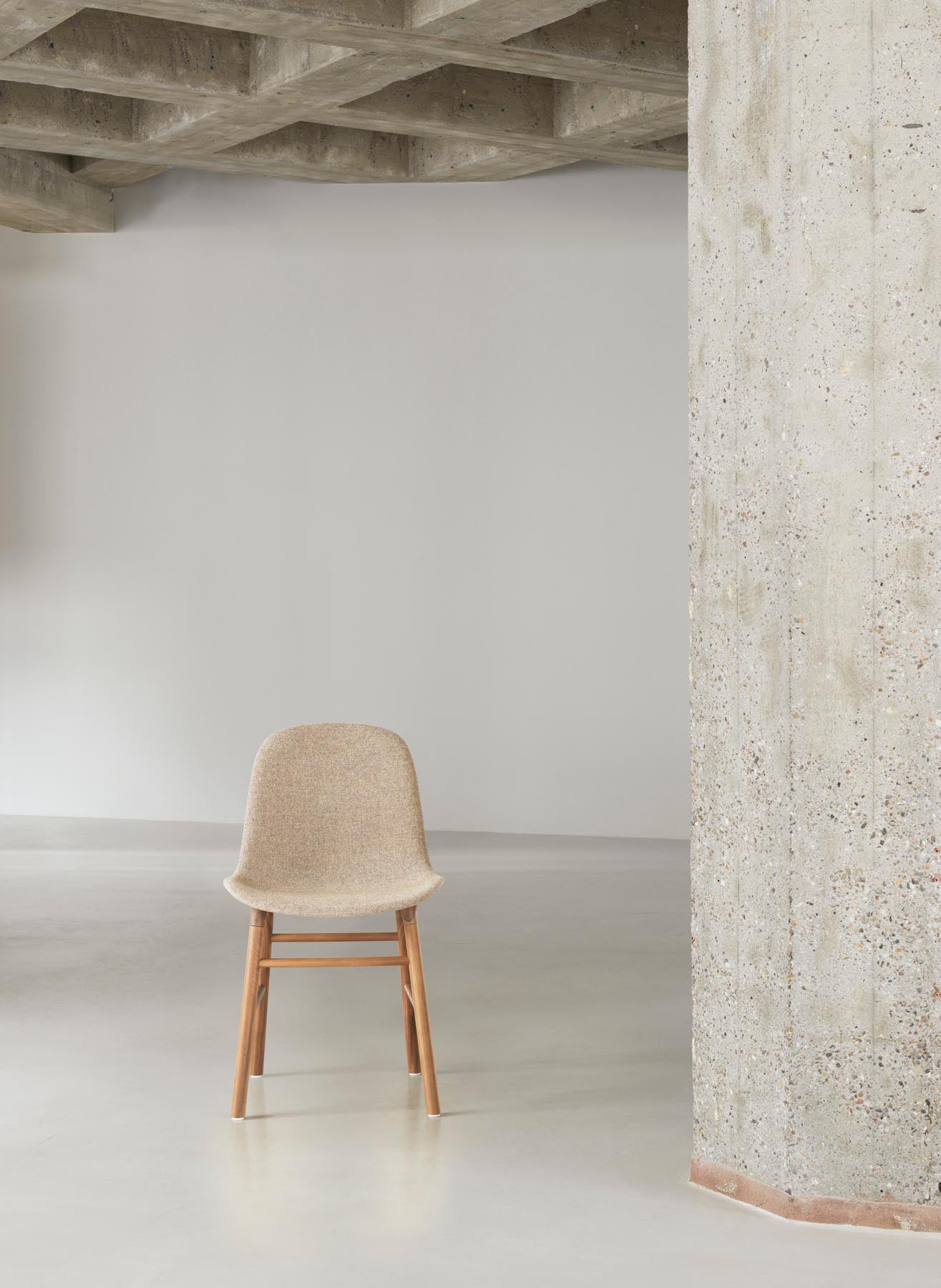 Eleganter Form Stuhl: Komfort und Stil von Normann Copenhagen.