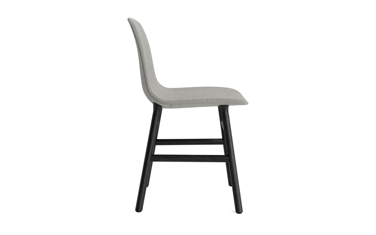 Form Stuhl gepolstert schwarze Eiche Hallingdal in Remix 133 präsentiert im Onlineshop von KAQTU Design AG. Stuhl ist von Normann Copenhagen