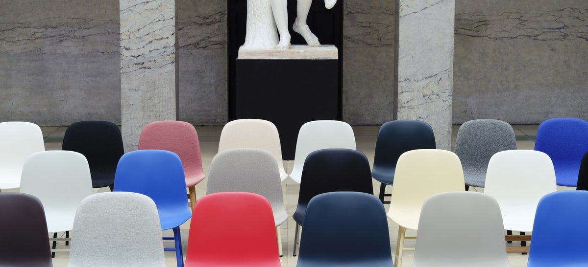 Gepolsterter Stuhl «Form» von Normann Copenhagen mit taupefarbenem Bezug, Sitzschale aus Polypropylen und Beinen aus schwarzer Eiche.