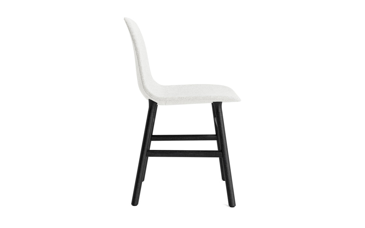 Form Stuhl gepolstert Schwarze Eiche Hallingdal in Hallingdal 110 präsentiert im Onlineshop von KAQTU Design AG. Stuhl ist von Normann Copenhagen