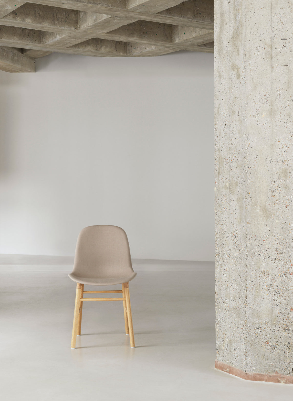 Form Stuhl gepolstert Schwarze Eiche Hallingdal in Hallingdal 110 präsentiert im Onlineshop von KAQTU Design AG. Stuhl ist von Normann Copenhagen
