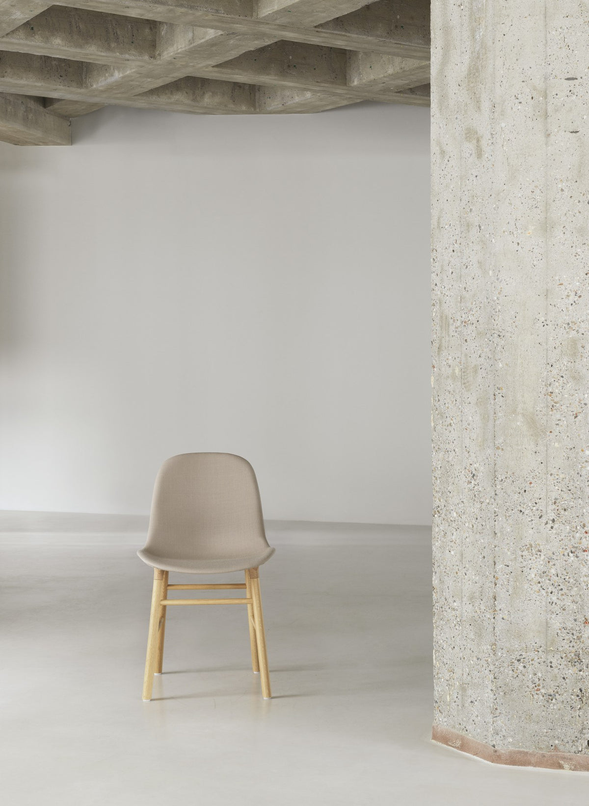 Gepolsterter Stuhl «Form» von Normann Copenhagen mit taupefarbenem Bezug, Sitzschale aus Polypropylen und Beinen aus schwarzer Eiche.