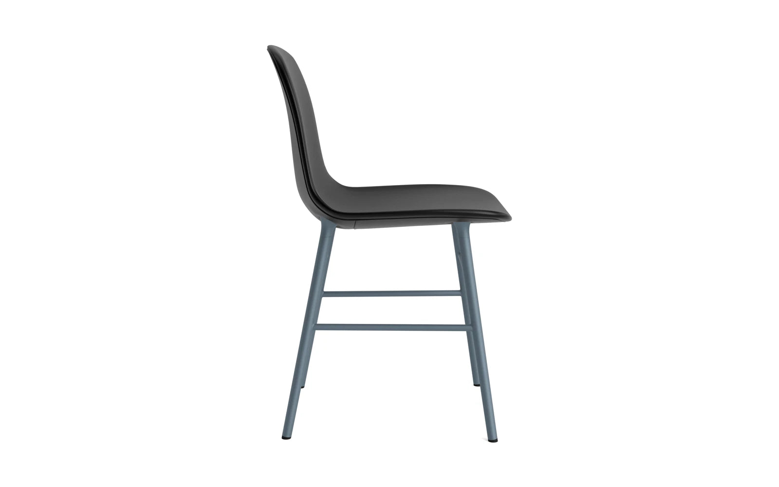 Entdecken Sie den Form Stuhl gepolstert Blau Stahl Ultra von Normann Copenhagen – ein elegantes Möbelstück, das Komfort und zeitgemäßes Design vereint.