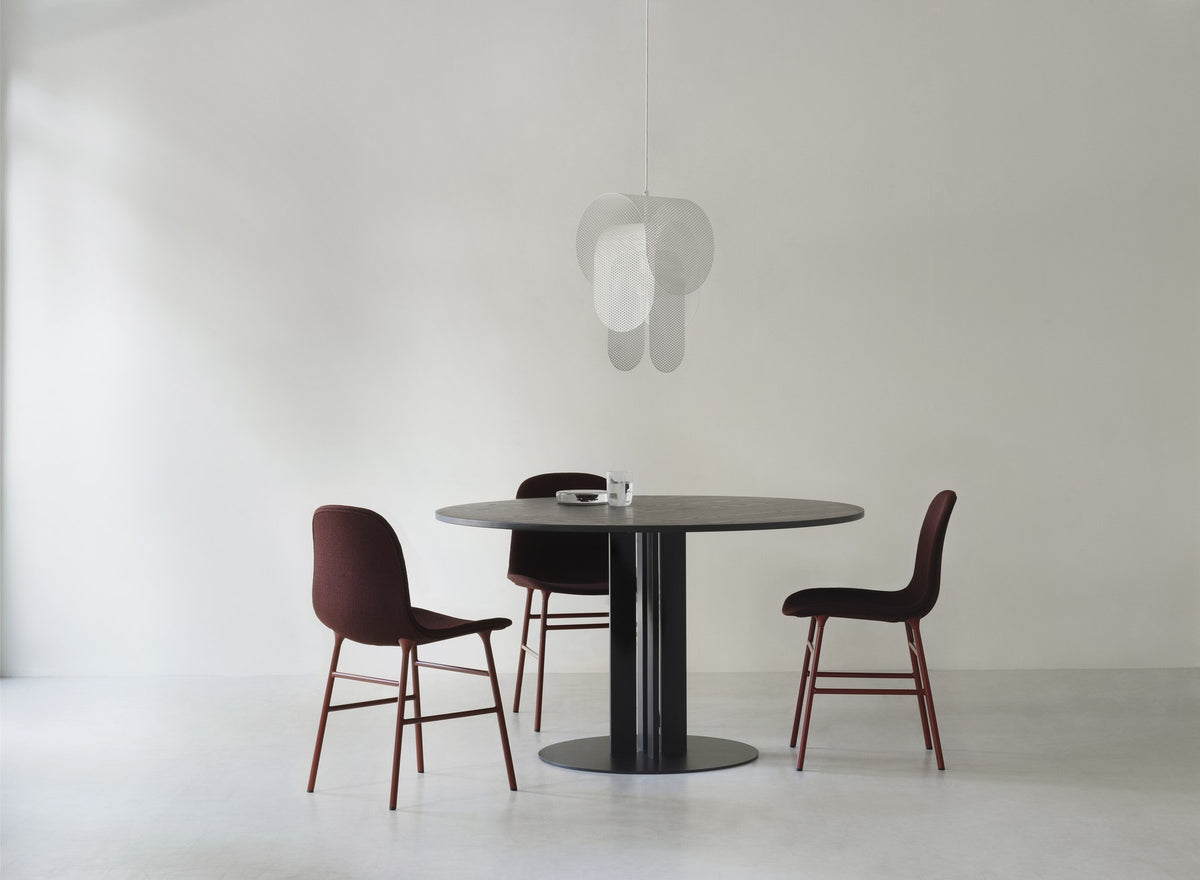 Form Stuhl gepolstert von Normann Copenhagen in Schwarz, Sitzschale aus Polypropylen mit Polster, Gestell aus Chrom.