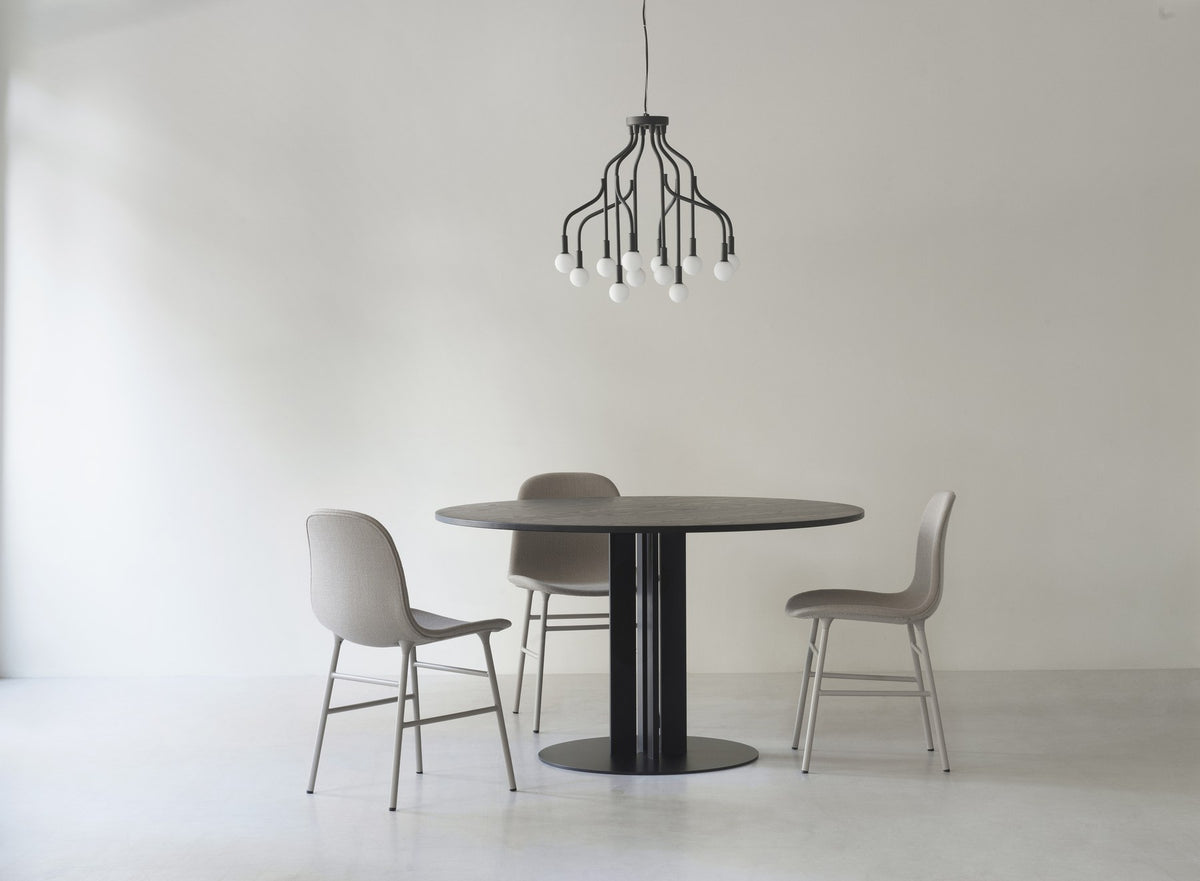 Form Stuhl gepolstert von Normann Copenhagen in Schwarz, Sitzschale aus Polypropylen mit Polster, Gestell aus Chrom.