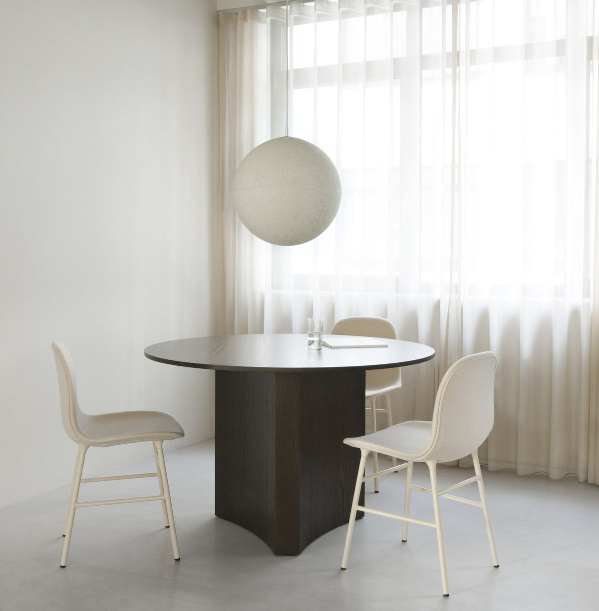 Form Stuhl von Normann Copenhagen mit schwarzer Polsterung, Sitzschale aus Polypropylen und Beinen aus vermessingtem Stahl.