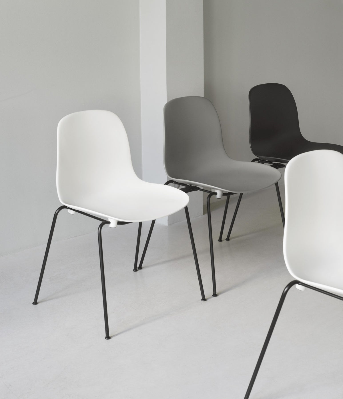 Form Stapelstuhl von Normann Copenhagen in Schwarz, gepolsterte Sitzschale aus Polypropylen auf vierbeinigem Gestell aus pulverbeschichtetem Stahl.