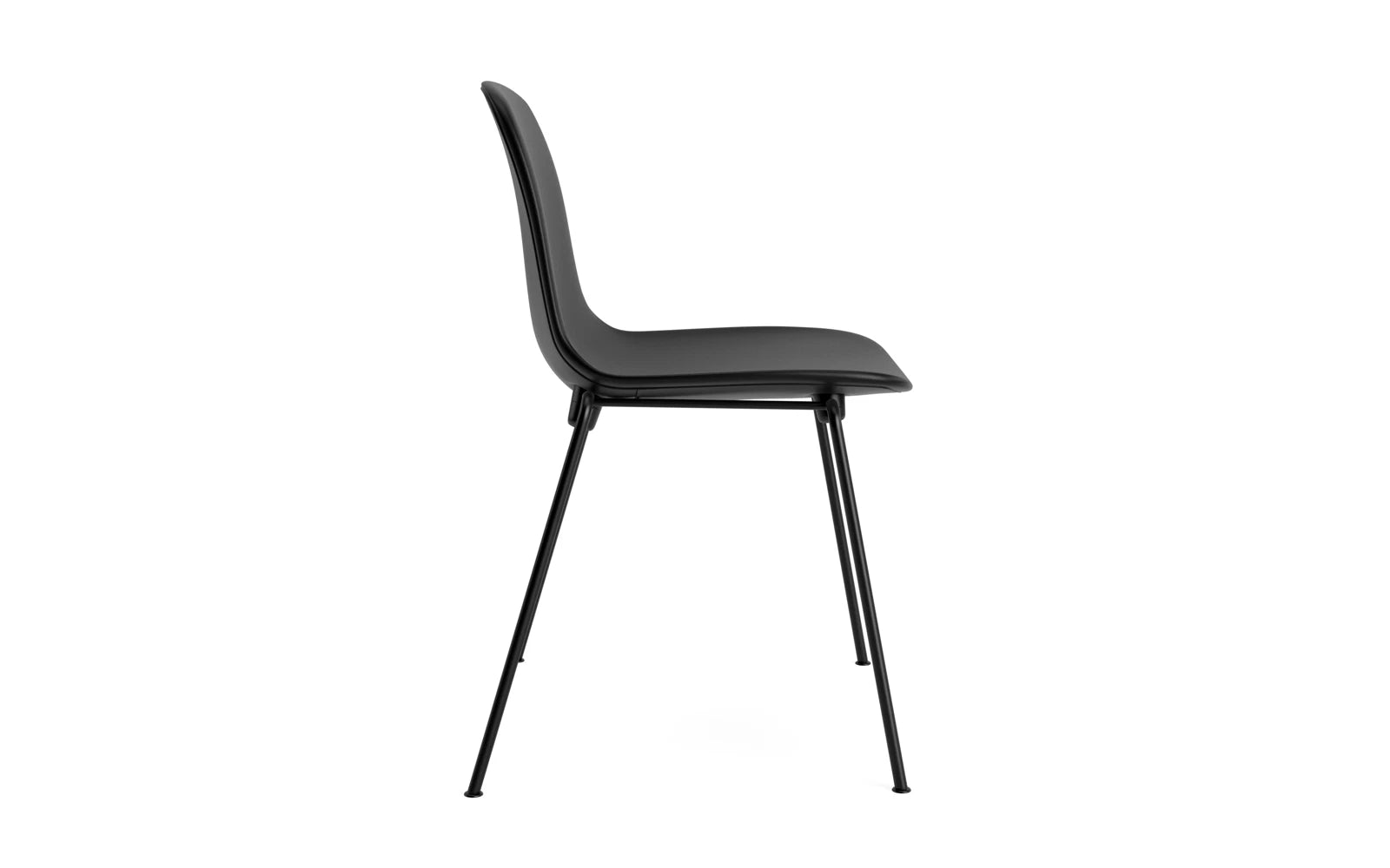 Entdecken Sie den Form Stapelstuhl von Normann Copenhagen: elegantes, stapelbares Design aus robustem schwarzem Stahl, gepolstert für höchsten Sitzkomfort.