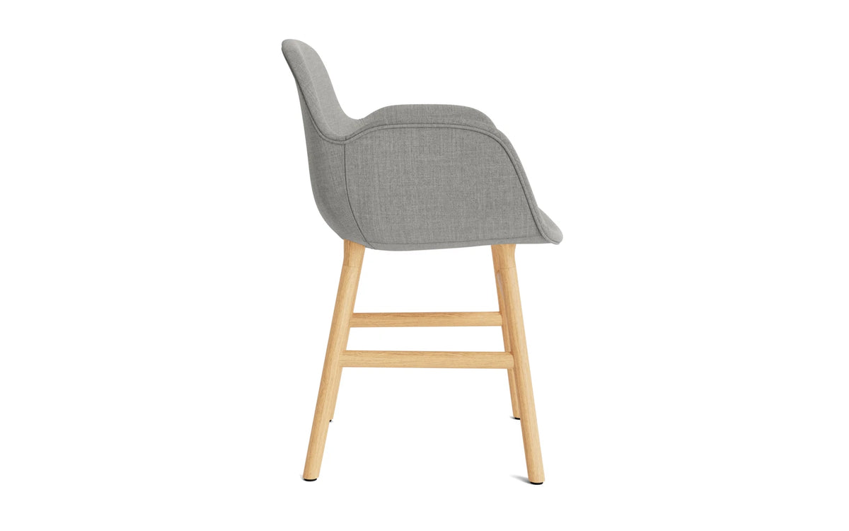 Form Lehnstuhl gepolstert Eiche Remix in Remix 133 präsentiert im Onlineshop von KAQTU Design AG. Stuhl mit Armlehne ist von Normann Copenhagen