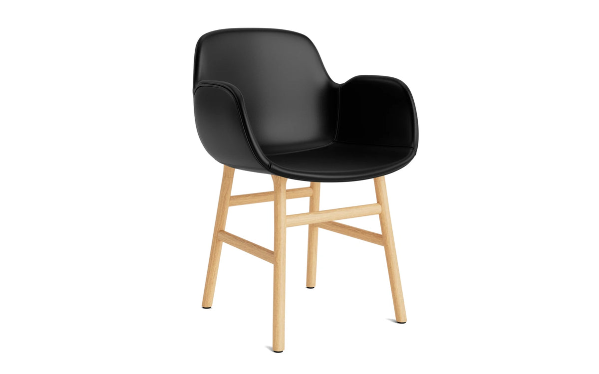 Form Lehnstuhl gepolstert Eiche Ultra Leder in Ultra 41599 präsentiert im Onlineshop von KAQTU Design AG. Stuhl mit Armlehne ist von Normann Copenhagen