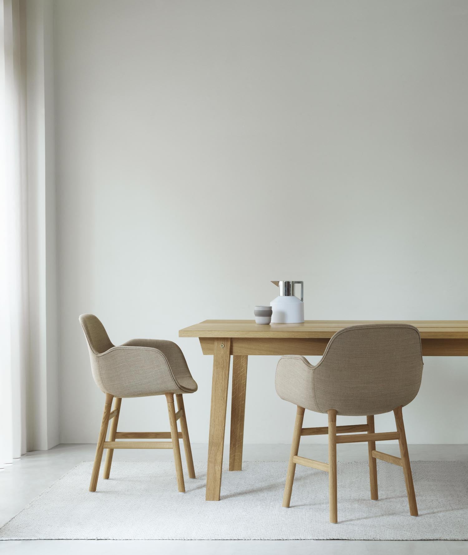 Stilvoller gepolsterter Lehnstuhl aus Eiche mit Ultra Leder von Normann Copenhagen. Perfekte Kombination aus Komfort und modernem Design.