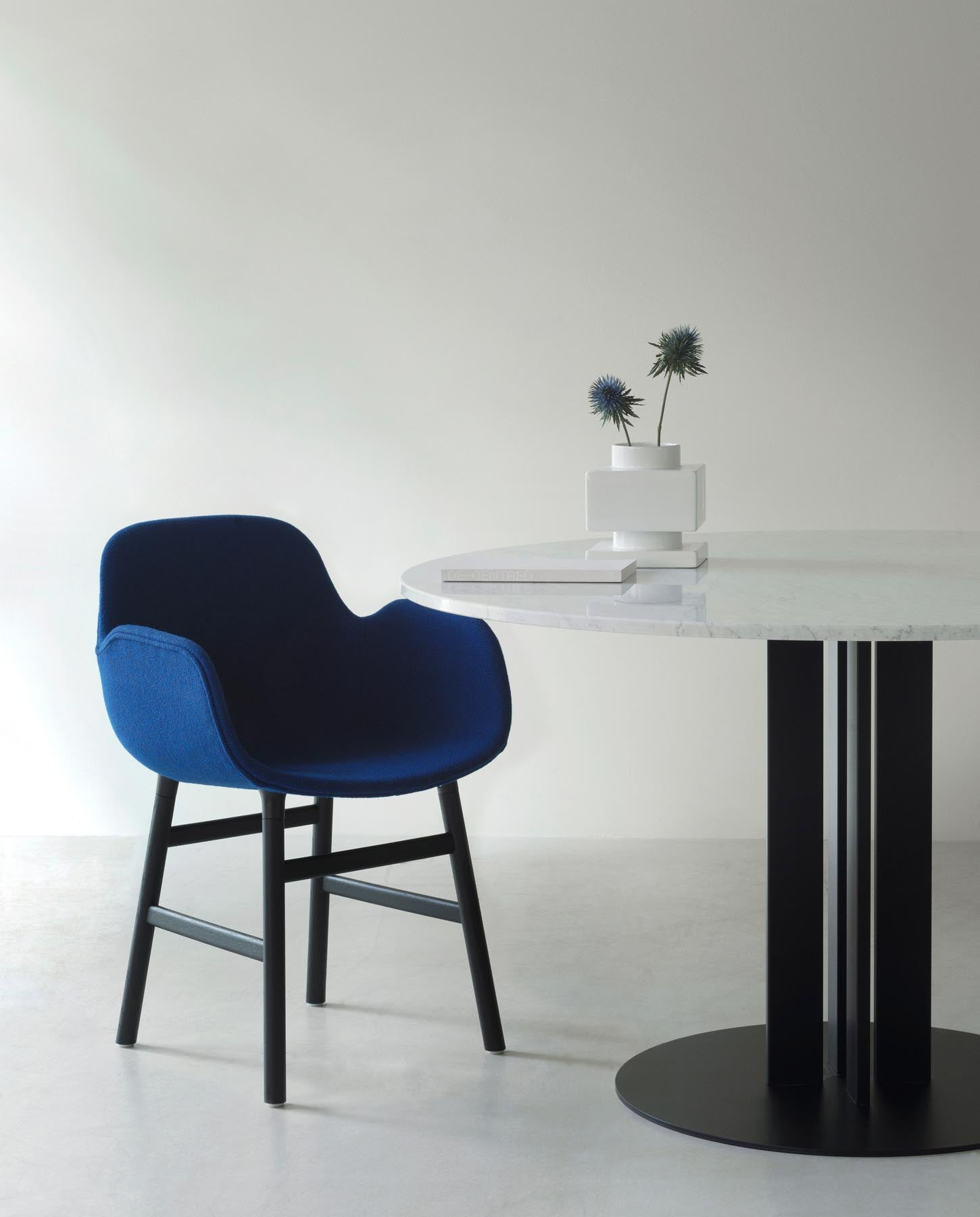 Form Lehnstuhl gepolstert schwarze Eiche Remix in Remix 133 präsentiert im Onlineshop von KAQTU Design AG. Stuhl mit Armlehne ist von Normann Copenhagen