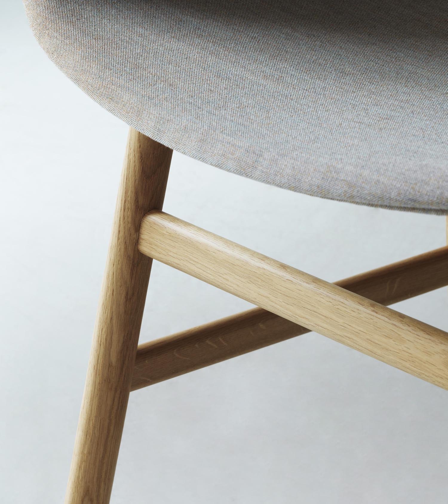 Entdecken Sie den Form Lehnstuhl gepolstert Walnuss Remix von Normann Copenhagen – ein stilvolles Möbelstück, das Komfort und Design vereint.