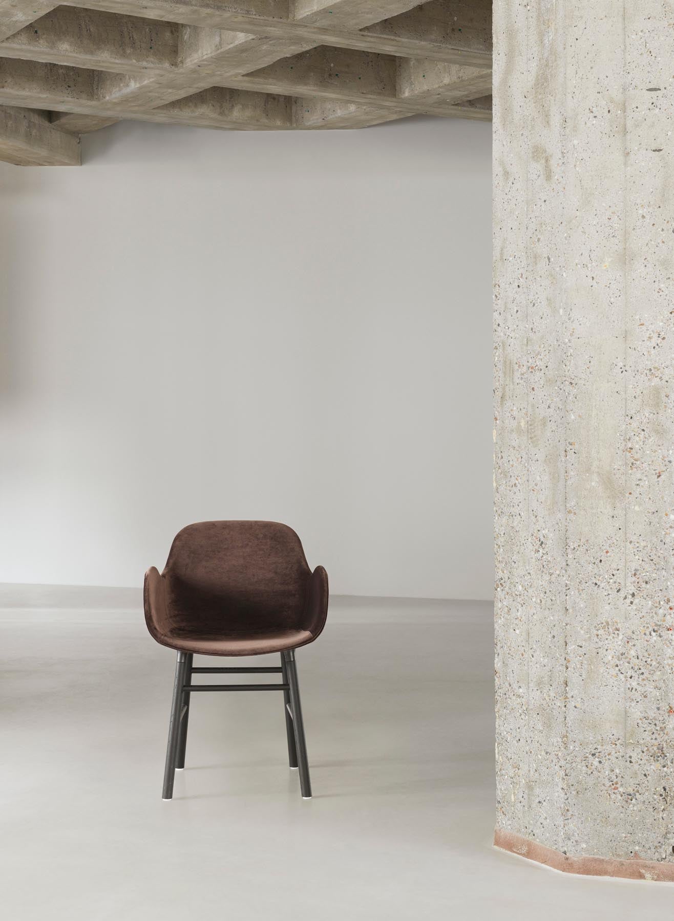 Erleben Sie den Form Lehnstuhl gepolstert Walnuss Remix von Normann Copenhagen – ein elegantes Möbelstück, das höchsten Komfort und individuelles Design bietet.