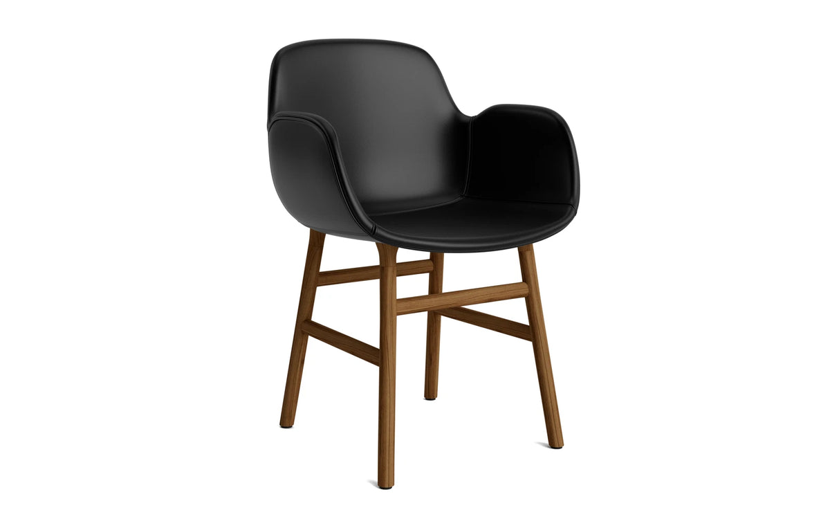 Form Lehnstuhl gepolstert Walnuss Ultra Leder in Ultra 41599 präsentiert im Onlineshop von KAQTU Design AG. Stuhl mit Armlehne ist von Normann Copenhagen