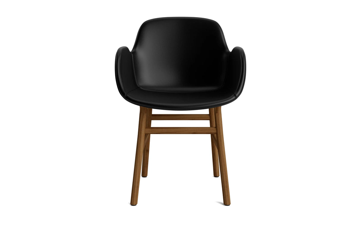 Form Lehnstuhl gepolstert Walnuss Ultra Leder in Ultra 41599 präsentiert im Onlineshop von KAQTU Design AG. Stuhl mit Armlehne ist von Normann Copenhagen