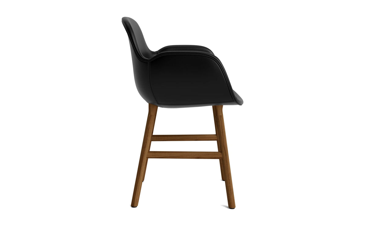 Form Lehnstuhl gepolstert Walnuss Ultra Leder in Ultra 41599 präsentiert im Onlineshop von KAQTU Design AG. Stuhl mit Armlehne ist von Normann Copenhagen