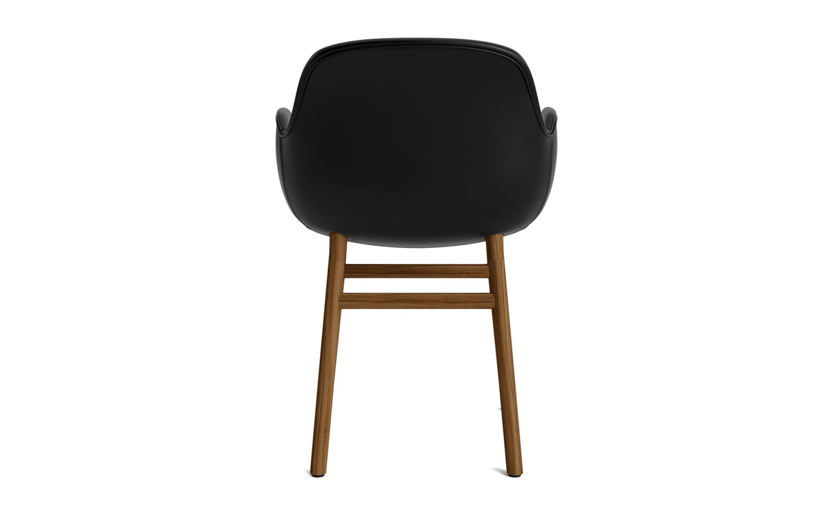 Form Lehnstuhl gepolstert Walnuss Ultra Leder in Ultra 41599 präsentiert im Onlineshop von KAQTU Design AG. Stuhl mit Armlehne ist von Normann Copenhagen
