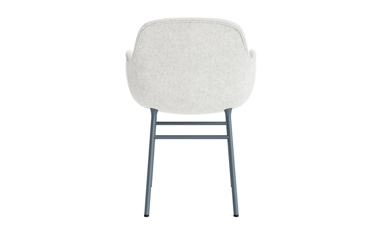 Erleben Sie den Form Lehnstuhl in elegantem Blau, gepolstert mit luxuriösem Hallingdal-Stoff und robustem Stahlrahmen – ein Highlight für jedes Zuhause.