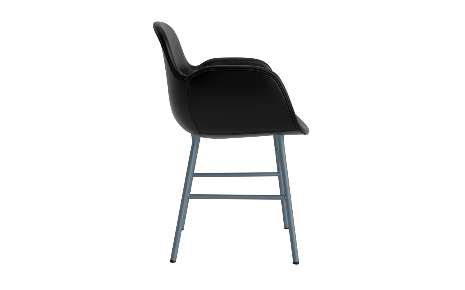 Erleben Sie den Form Lehnstuhl in elegantem Blau, gepolstert mit hochwertigem Ultra Leder. Ein Design-Highlight für jeden Raum!