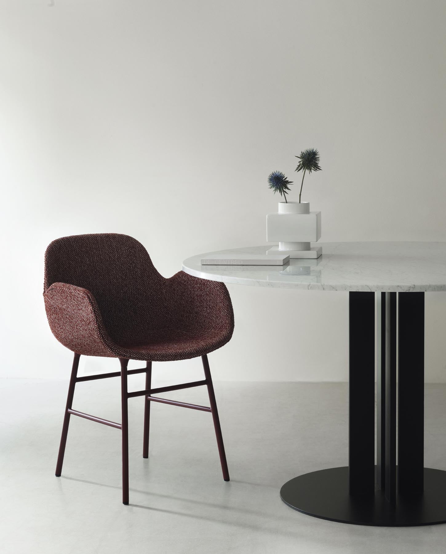 Form Lehnstuhl gepolstert Chrom Remix in Remix 133 präsentiert im Onlineshop von KAQTU Design AG. Stuhl mit Armlehne ist von Normann Copenhagen