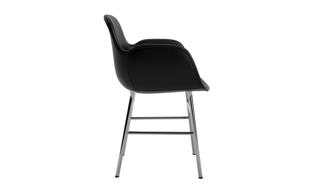 Form Armlehnstuhl gepolstert  in Ultra Leder präsentiert im Onlineshop von KAQTU Design AG. Stuhl mit Armlehne ist von Normann Copenhagen