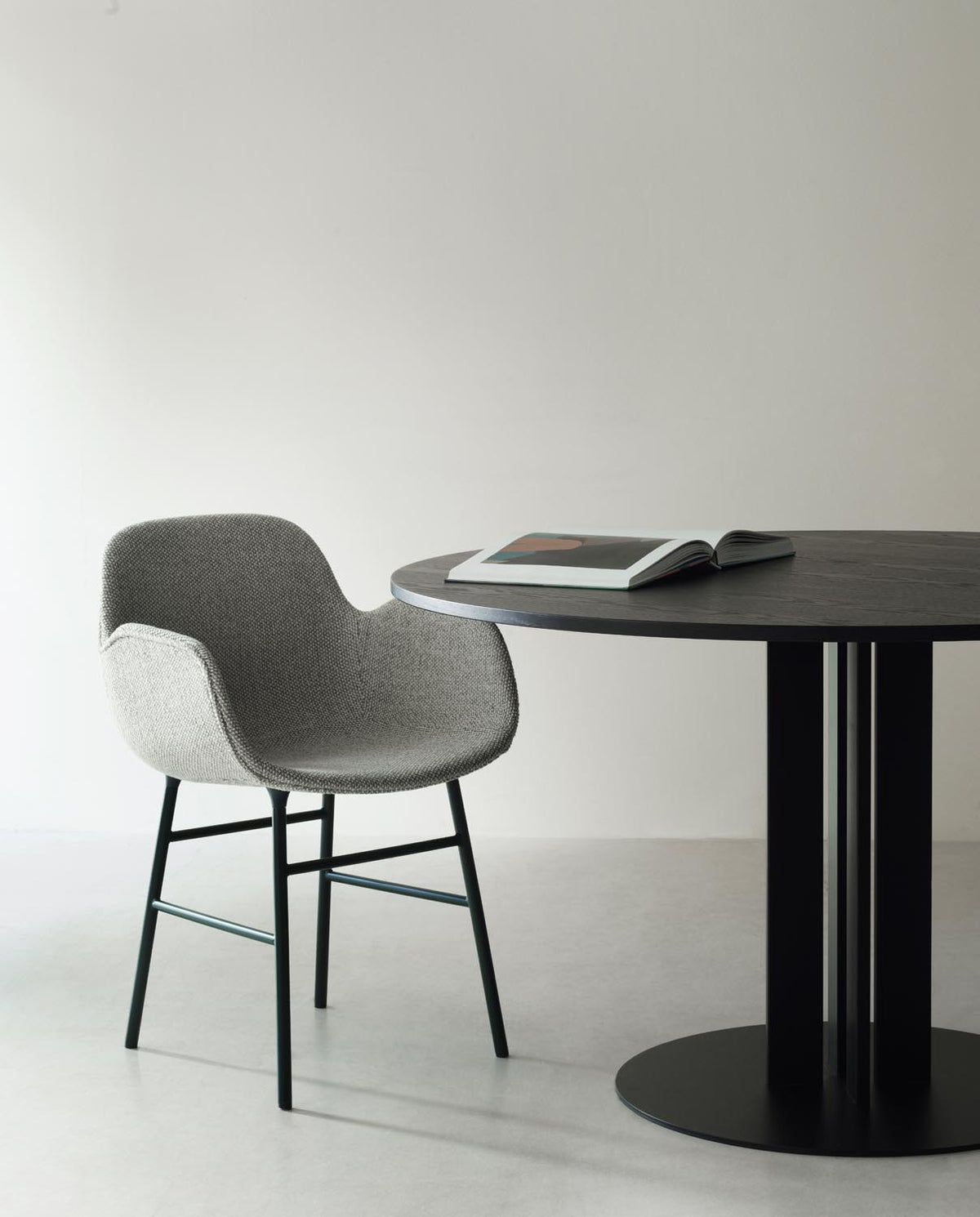 Form Armlehnstuhl gepolstert  in Ultra Leder präsentiert im Onlineshop von KAQTU Design AG. Stuhl mit Armlehne ist von Normann Copenhagen