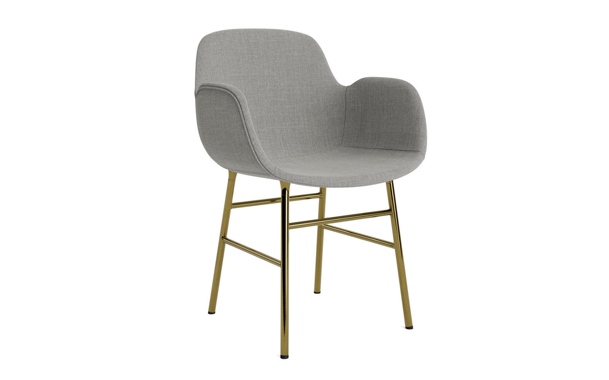 Form Lehnstuhl gepolstert Messing Remix in Remix 133 präsentiert im Onlineshop von KAQTU Design AG. Stuhl mit Armlehne ist von Normann Copenhagen