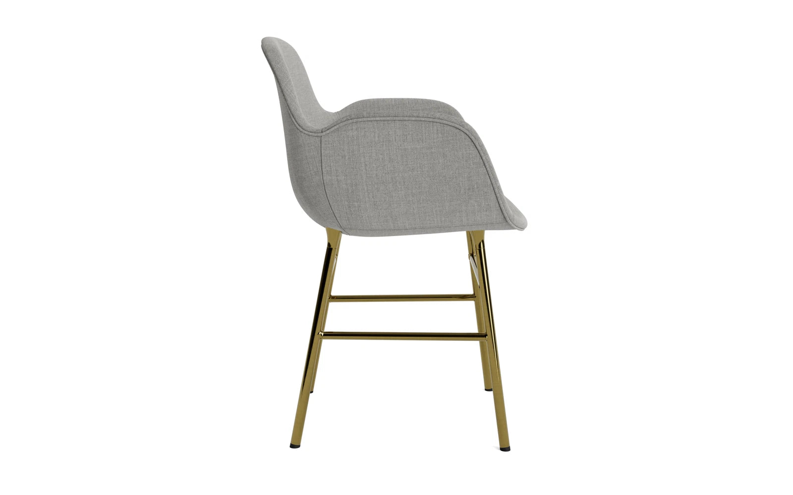Entdecken Sie den Form Lehnstuhl gepolstert Messing Remix von Normann Copenhagen – ein stilvolles Möbelstück, das modernes Design und individuellen Komfort perfekt kombiniert.