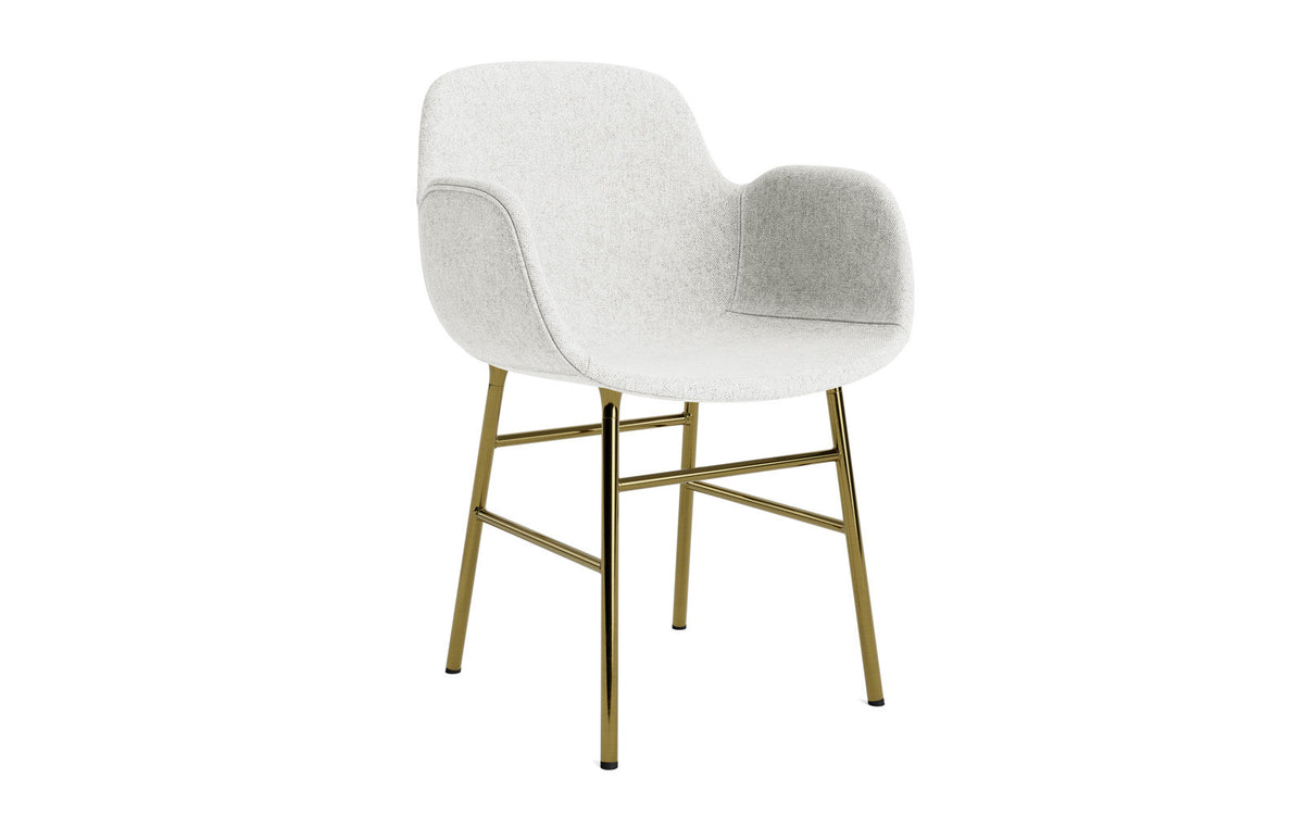Form Lehnstuhl gepolstert Messing Hallingdal in Hallingdal 110 präsentiert im Onlineshop von KAQTU Design AG. Stuhl mit Armlehne ist von Normann Copenhagen