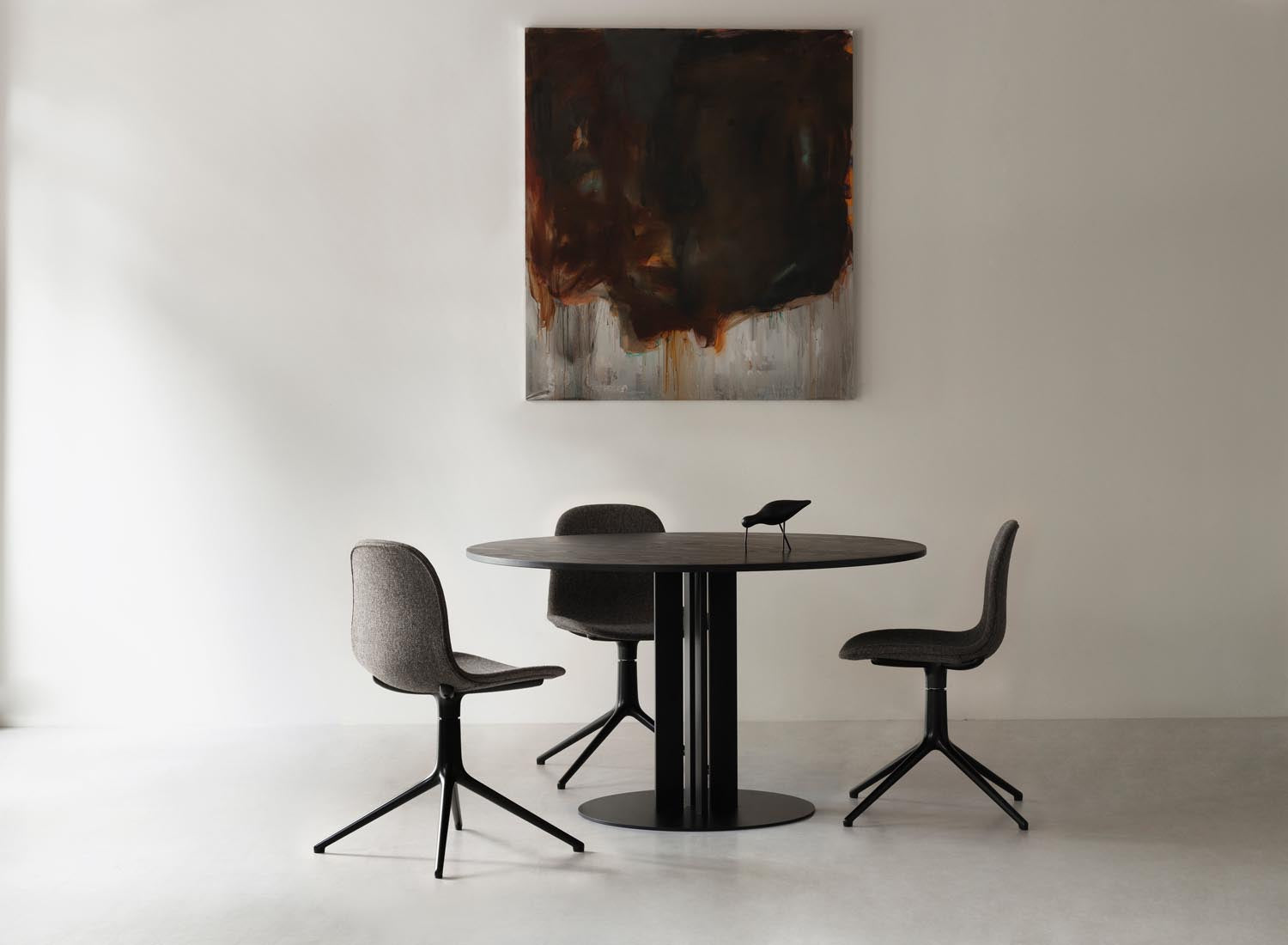 Der Form Drehstuhl von Normann Copenhagen besticht durch sein elegantes Design und bietet über 40.000 Kombinationsmöglichkeiten.