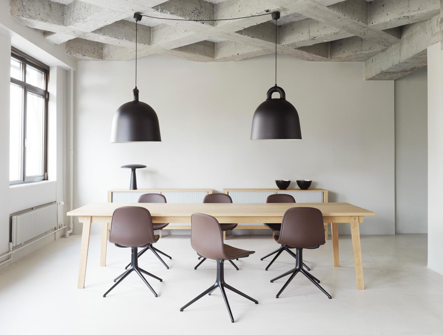 Der Form Drehstuhl von Normann Copenhagen besticht durch sein elegantes Design und bietet über 40.000 Kombinationsmöglichkeiten.