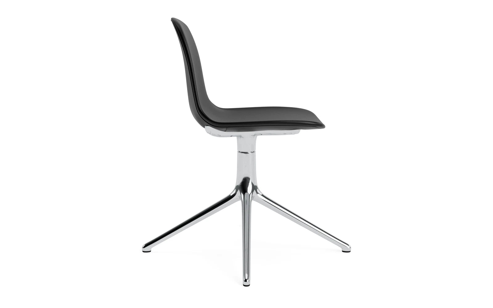 Der Form Drehstuhl von Normann Copenhagen besticht durch sein elegantes Design und bietet über 40.000 Kombinationsmöglichkeiten.