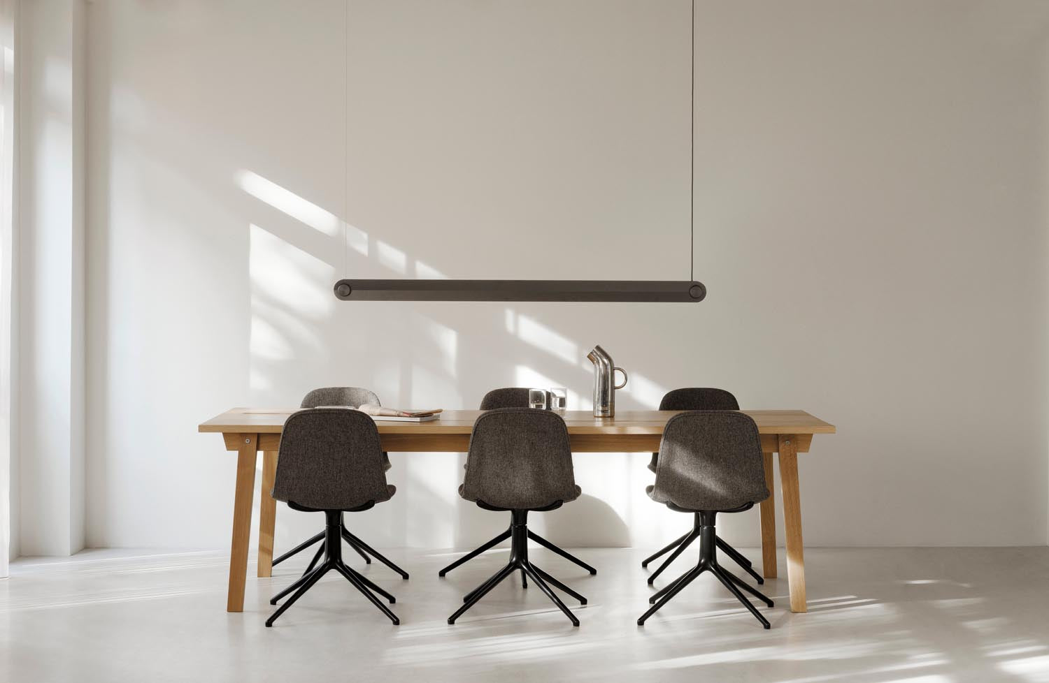 Form Drehstuhl 4L schwarzes Aluminium Vollpolster Ultra in Hallingdal 110 präsentiert im Onlineshop von KAQTU Design AG. Drehstuhl ist von Normann Copenhagen