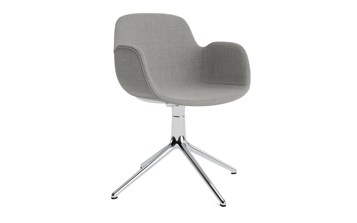 Form Drehstuhl 4L gepolstert Aluminium Remix in Remix 133 präsentiert im Onlineshop von KAQTU Design AG. Dreh-Schalenstuhl mit Armlehnen ist von Normann Copenhagen