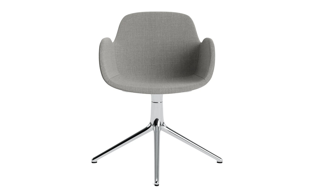 Form Drehstuhl 4L gepolstert Aluminium Remix in Remix 133 präsentiert im Onlineshop von KAQTU Design AG. Dreh-Schalenstuhl mit Armlehnen ist von Normann Copenhagen