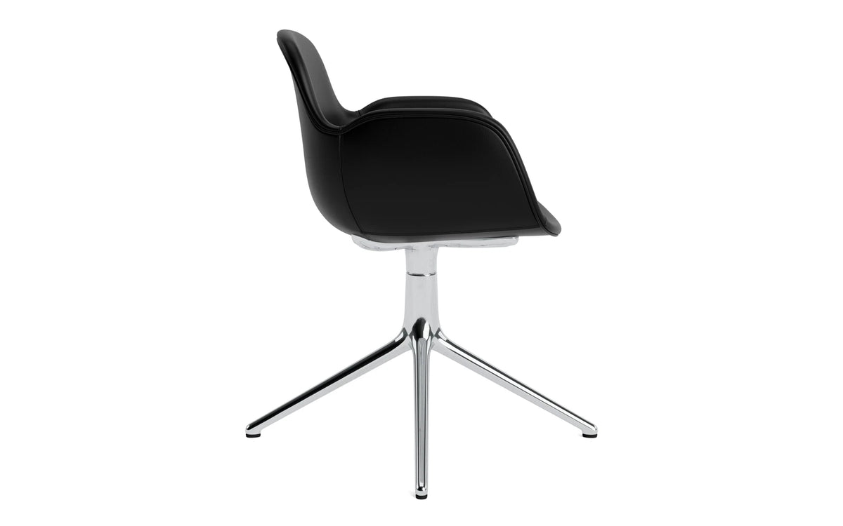 Form Drehstuhl 4L gepolstert Aluminium Ultra Leder in Ultra 41599 präsentiert im Onlineshop von KAQTU Design AG. Dreh-Schalenstuhl mit Armlehnen ist von Normann Copenhagen