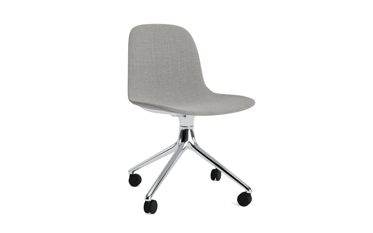 Form Drehstuhl 4W Aluminium Vollpolster Remix in Remix 133 präsentiert im Onlineshop von KAQTU Design AG. Drehstuhl ist von Normann Copenhagen