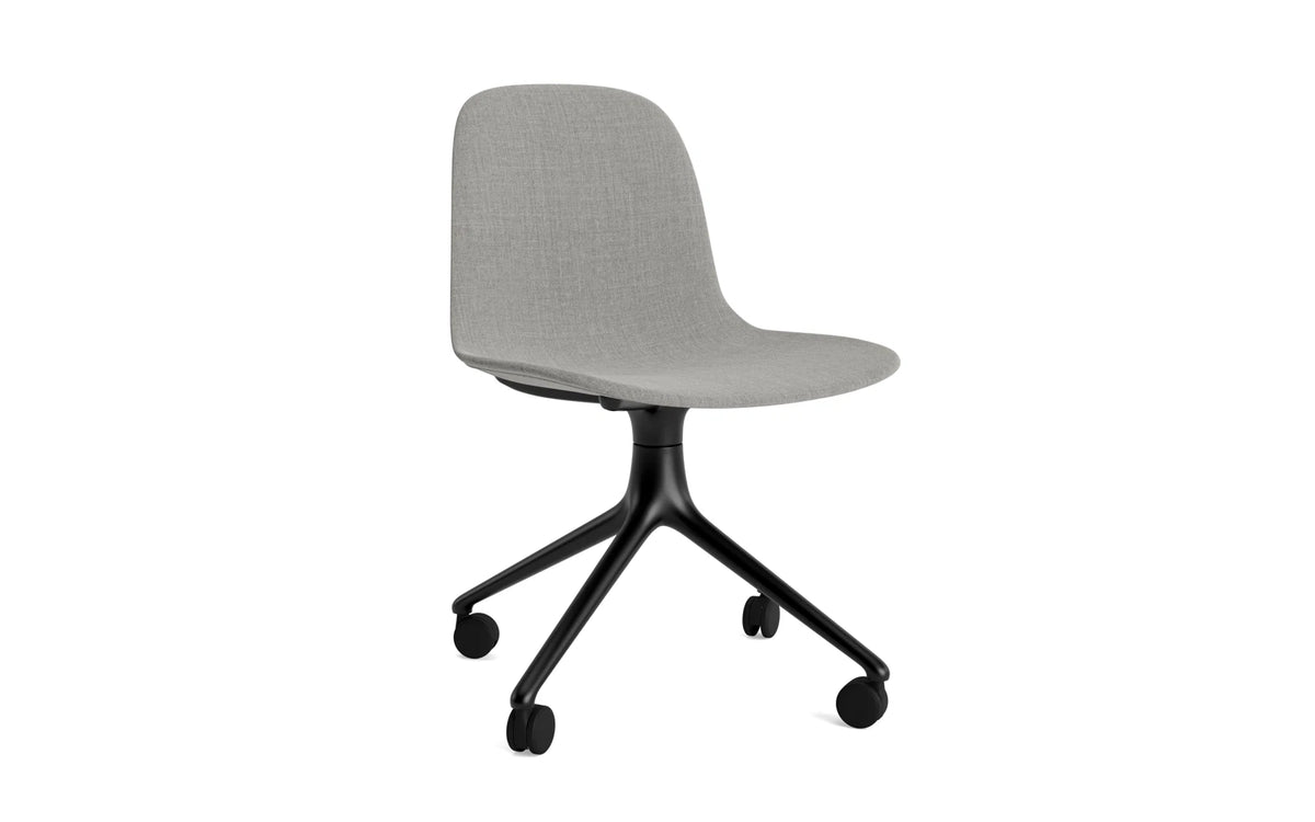 Form Drehstuhl 4W schwarzes Aluminium Vollpolster Remix in Remix 133 präsentiert im Onlineshop von KAQTU Design AG. Drehstuhl ist von Normann Copenhagen