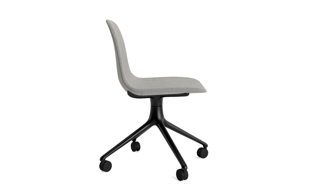 Form Drehstuhl 4W schwarzes Aluminium Vollpolster Remix in Remix 133 präsentiert im Onlineshop von KAQTU Design AG. Drehstuhl ist von Normann Copenhagen