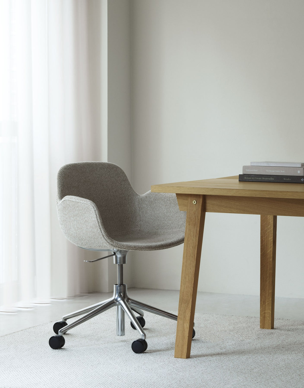 Form Drehstuhl von Normann Copenhagen in Schwarz, gepolsterte Sitzschale aus Polypropylen mit PU-Schaum, Drehsockel aus Aluminium mit vier Beinen.