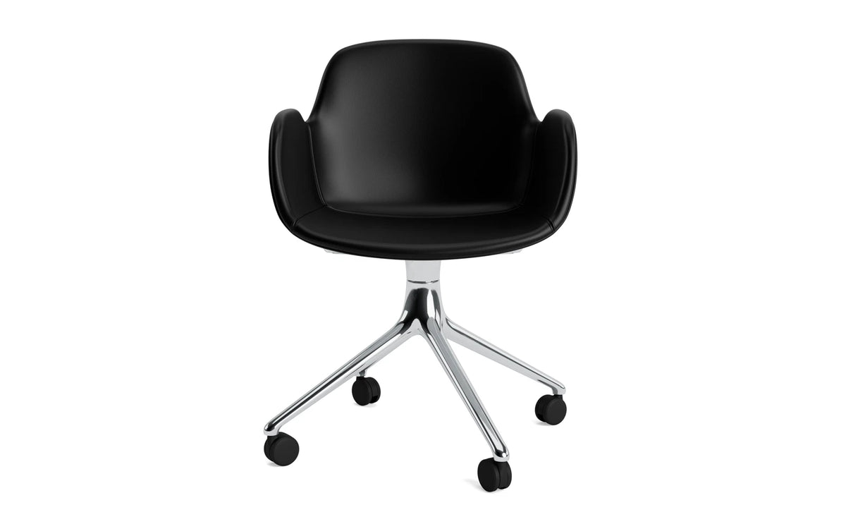 Form Drehstuhl 4W Vollpolster Aluminium/Ultra Leder in Ultra 41599 präsentiert im Onlineshop von KAQTU Design AG. Bürostuhl ist von Normann Copenhagen