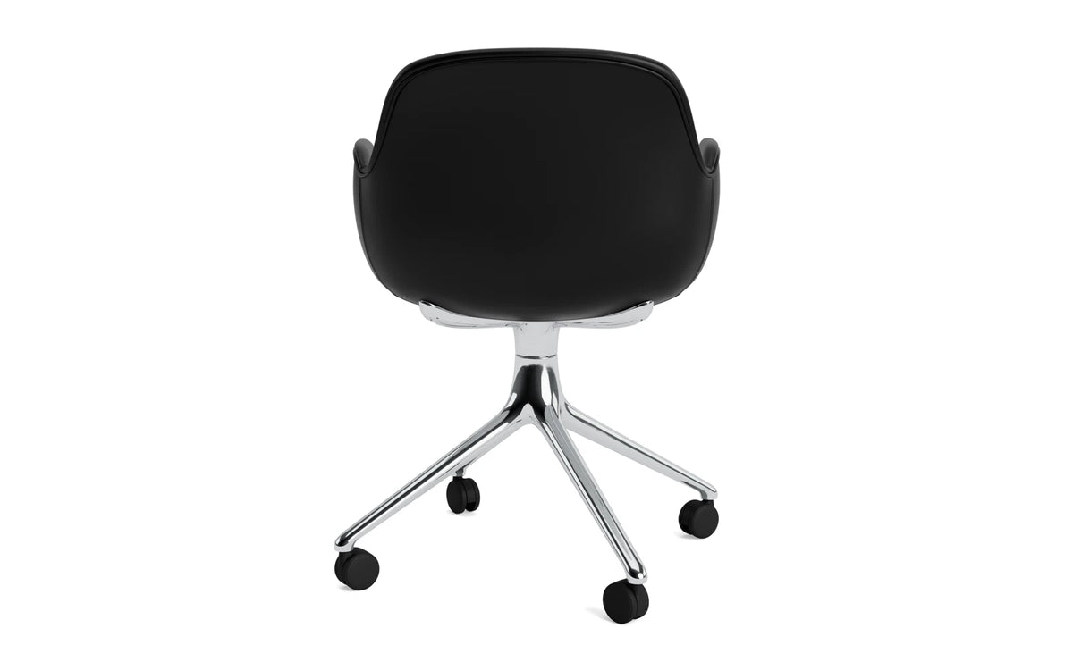 Form Drehstuhl 4W Vollpolster Aluminium/Ultra Leder in Ultra 41599 präsentiert im Onlineshop von KAQTU Design AG. Bürostuhl ist von Normann Copenhagen