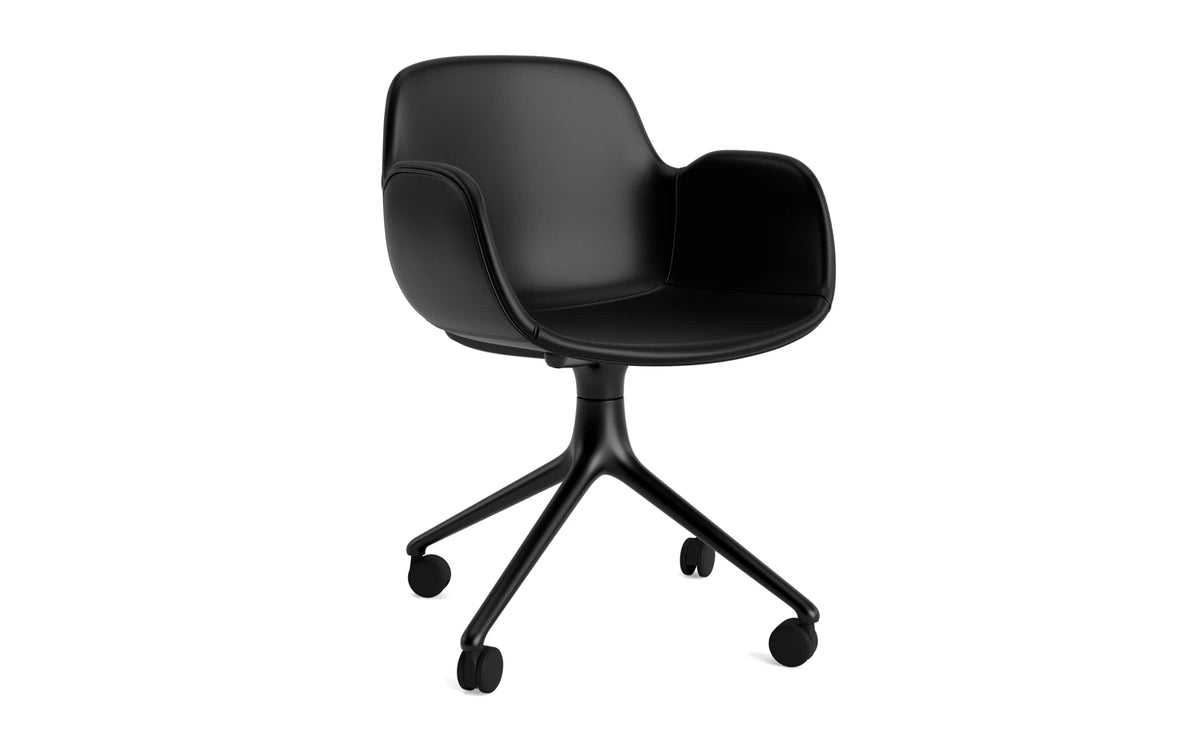 Form Drehstuhl 4W Vollpolster Schwarz Aluminium/Ultra Leder in Ultra 41599 präsentiert im Onlineshop von KAQTU Design AG. Bürostuhl ist von Normann Copenhagen