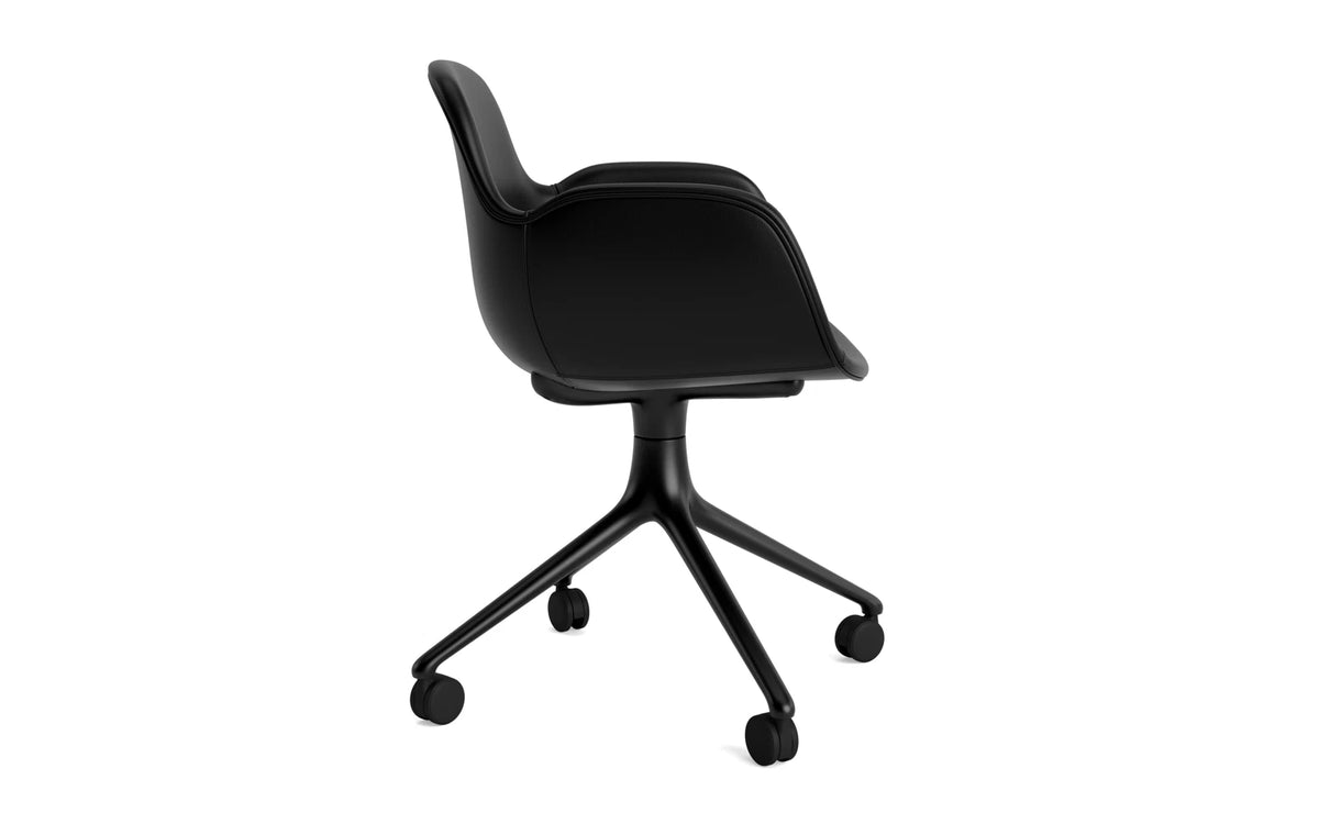 Form Drehstuhl 4W Vollpolster Schwarz Aluminium/Ultra Leder in Ultra 41599 präsentiert im Onlineshop von KAQTU Design AG. Bürostuhl ist von Normann Copenhagen