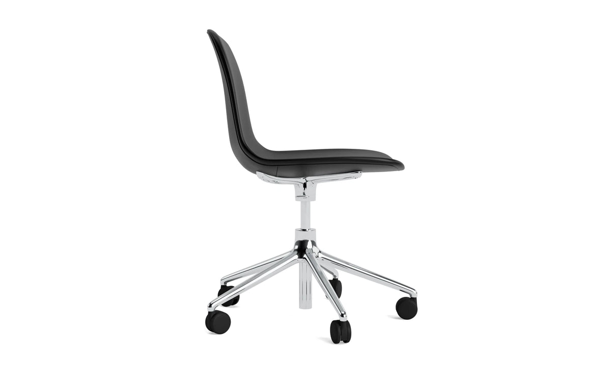 Form Drehstuhl mit 5 Rollen Vollpolster Aluminium Ultra in Ultra 41599 präsentiert im Onlineshop von KAQTU Design AG. Bürostuhl ist von Normann Copenhagen