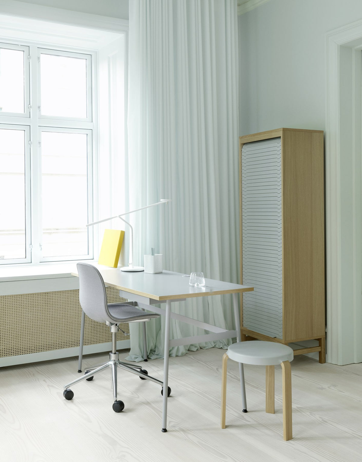 Gepolsterter Drehstuhl Form von Normann Copenhagen mit schwarzer Sitzschale aus Polypropylen, schwarzem Aluminiumfussgestell und fünf Rollen.
