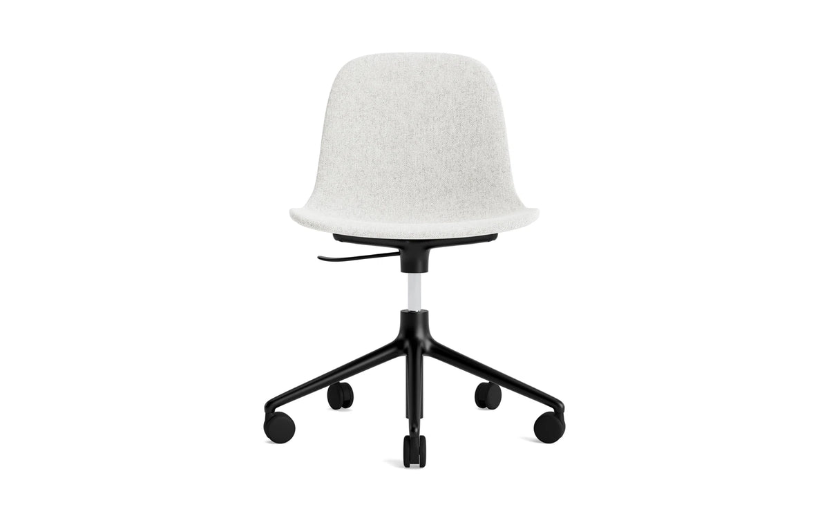 Form Drehstuhl mit 5 Rollen Vollpolster schwarzes Aluminium Hallingdal in Hallingdal 110 präsentiert im Onlineshop von KAQTU Design AG. Bürostuhl ist von Normann Copenhagen