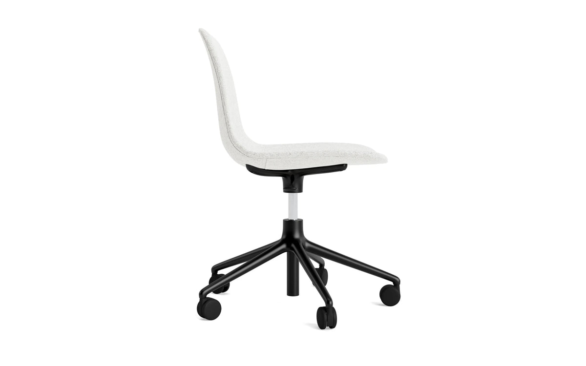 Form Drehstuhl mit 5 Rollen Vollpolster schwarzes Aluminium Hallingdal in Hallingdal 110 präsentiert im Onlineshop von KAQTU Design AG. Bürostuhl ist von Normann Copenhagen