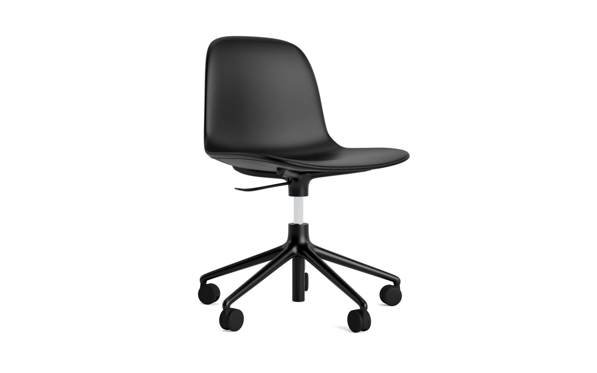 Form Drehstuhl mit 5 Rollen Vollpolster schwarzes Aluminium Ultra in Ultra 41599 präsentiert im Onlineshop von KAQTU Design AG. Bürostuhl ist von Normann Copenhagen